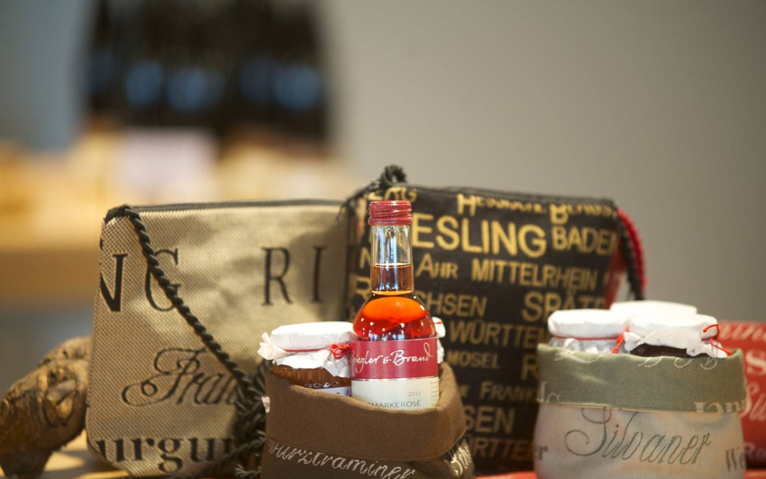 Eine Auswahl von Geschenke erhaeltlich aus dem Weinshop im Weinhotel Kaisergarten Alzey 